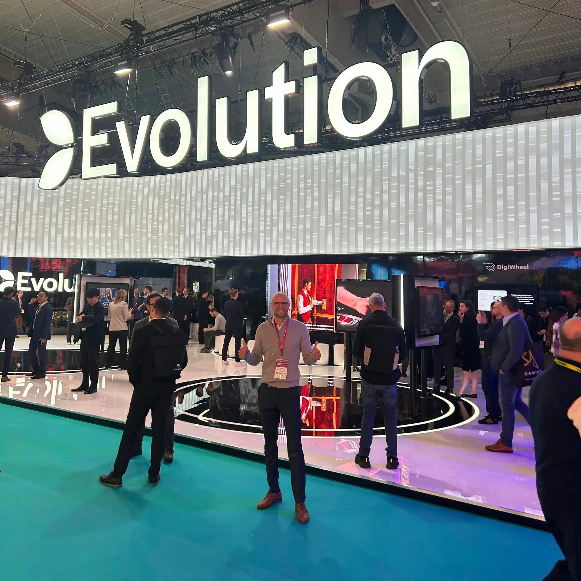 Joel Forsberg utanför Evolutions monter på ICE-mässan