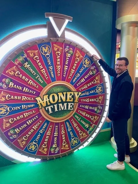 Sebastian snurrar på ett jättehjul från Pragmatic Play, Money time.